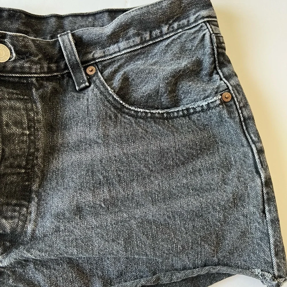 Levis 501 Womens Original Washed Out Black Distressed Cut Off Shorts Size 32 - Picture 5 of 8